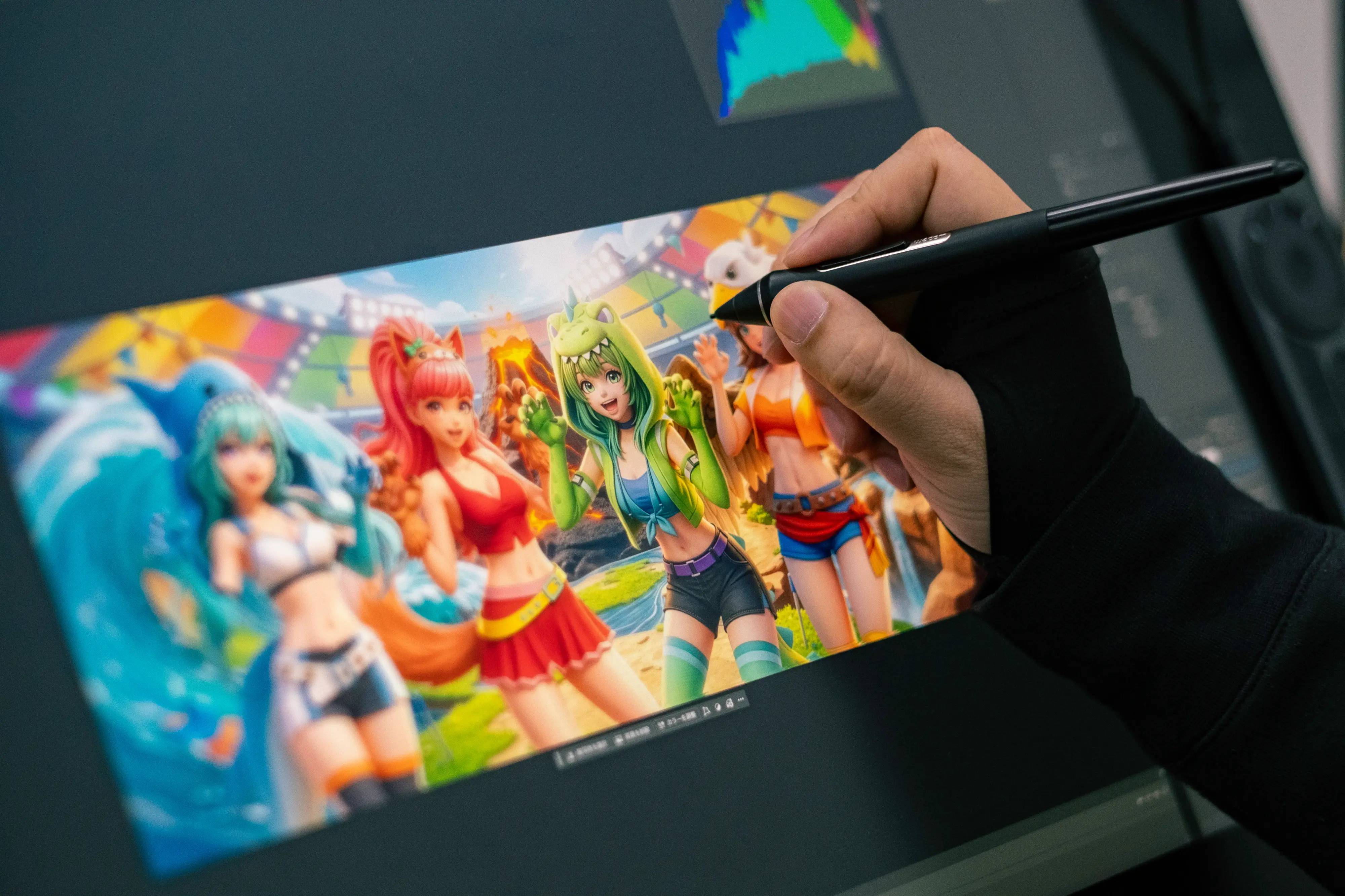 デザイナーがペンタブレットディスプレイでスタイラスを使い、カラフルなゲームシーンに登場するアニメ風キャラクターのイラストを編集している